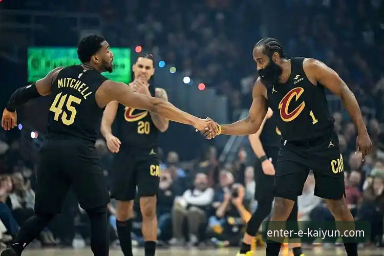 开云app下载官网入口安卓版 骑士险胜魔术,米切尔42分闪耀全场:一场关键卡位战的深度解析